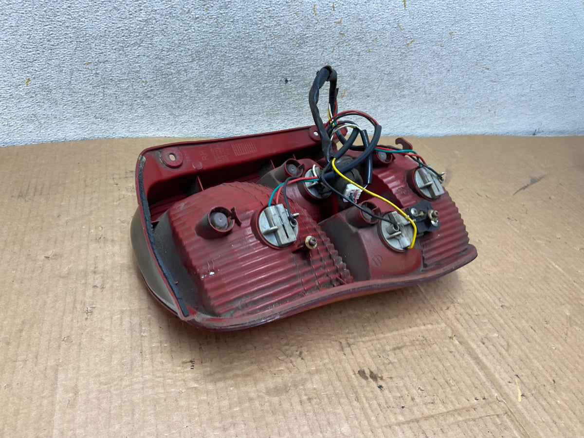 2003 2004 2005 Kia Sedona Right Passenger RH Side Tail Light AI7834 LK5