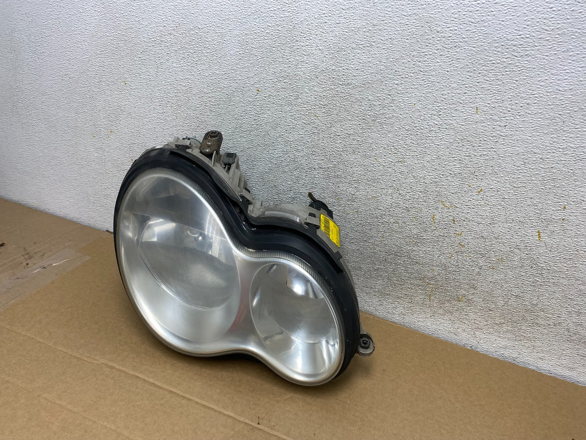 2005 to 2007 Mercedes-Benz C-Class Right Passenger Side Headlight AH7721 DW2