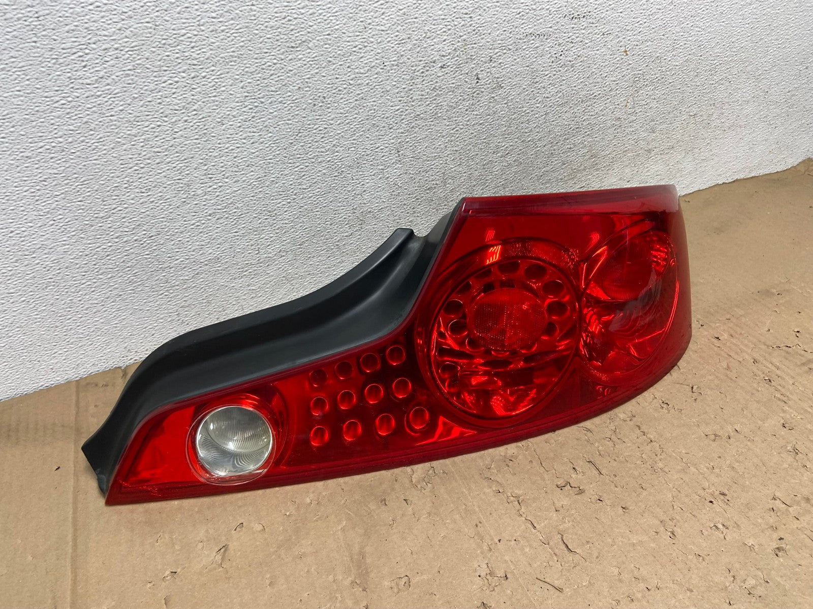 2003 - 2005 Infiniti G35 Coupe Right Passenger Rh Outer Tail Light AE9385 LK2