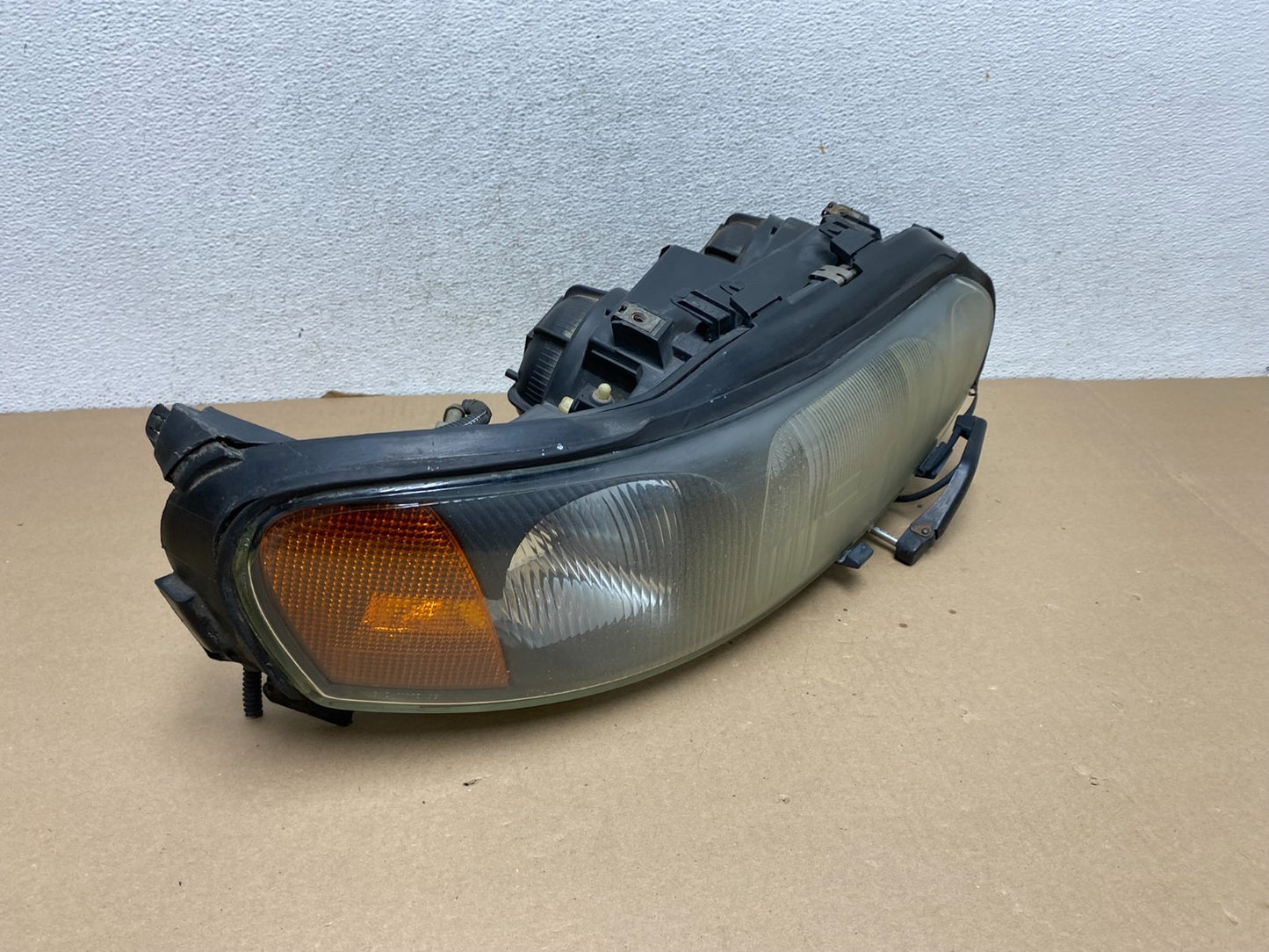 2001 to 2004 Volvo S60 Right Passenger Side Headlight Halogen AG3326 DW2