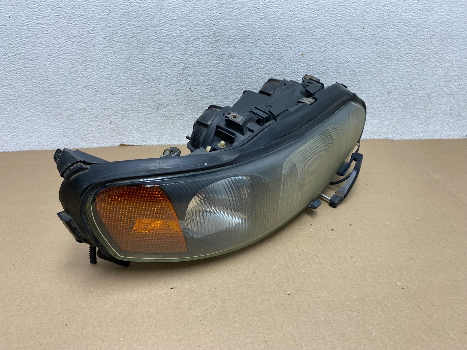 2001 to 2004 Volvo S60 Right Passenger Side Headlight Halogen AG3326 DW2