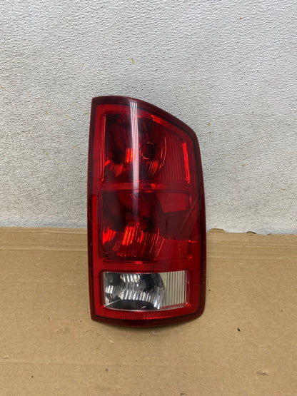 2002 to 2006 Dodge Ram 1500 Right passenger Rh side Tail Light AH8214 LK0