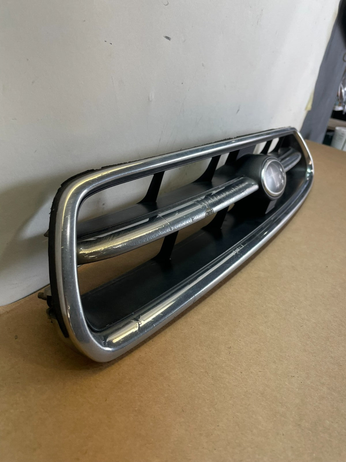 2000 to 2002 Subaru Outback Legacy Center Grille 91121AE010 AF85362