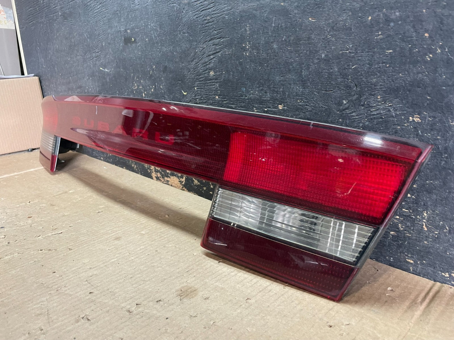 2000 to 2004 Subaru Legacy 4dr Sedan Trunk Center Tail Light Panel OEM ab3136 DG1