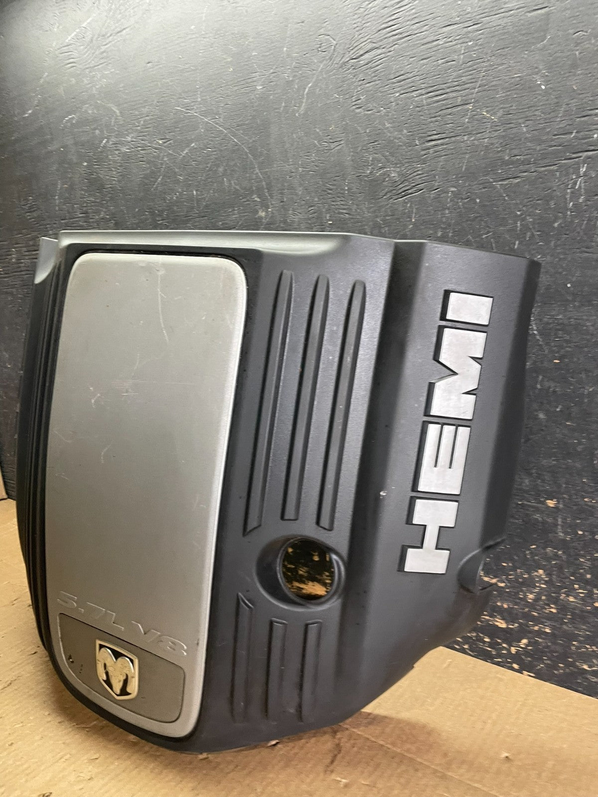 2005 to 2010 Chrysler 300 5.7L V8 Hemi Engine Motor Cover OEM AA6146 DG2