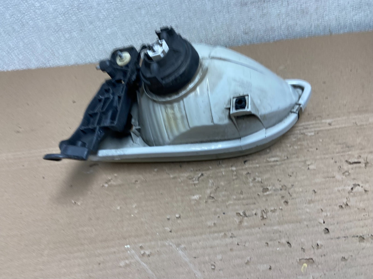 2001 2002 2003 Toyota Sienna Right Passenger Rh Side Headlight Halogen AB1169 DW4