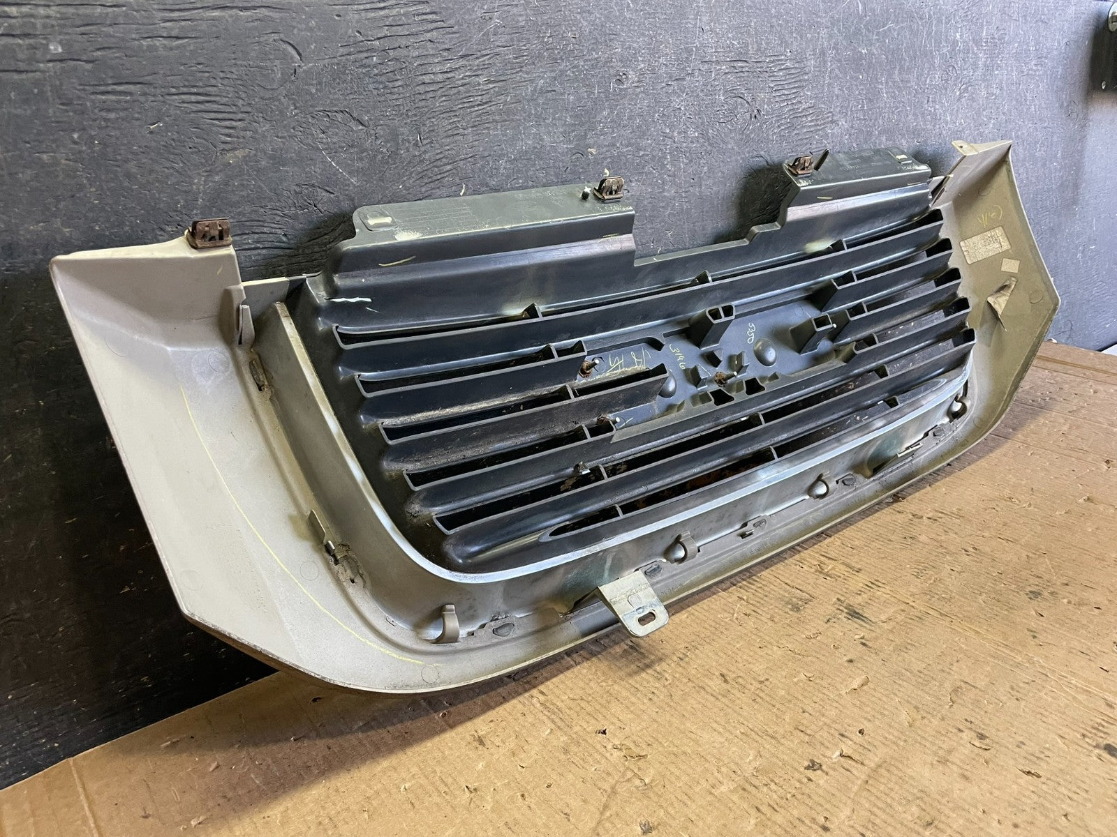 2002 to 2009 Gmc Envoy Front Upper Grill Grille OEM Z8139 DG10