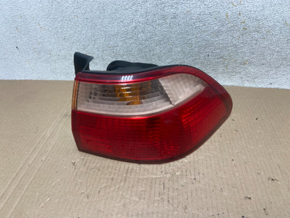 1998 to 2000 Honda Accord Sedan 4door Right RH Side Tail Light AI9541 LK0