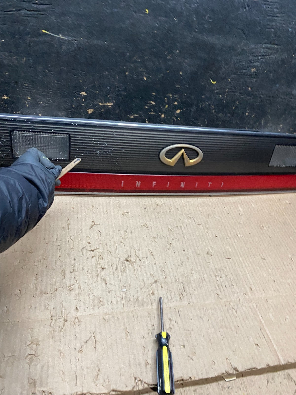 1994 - 1996 Infiniti Q45 Center Trunk LID Tail Light OEM X8129 DG4