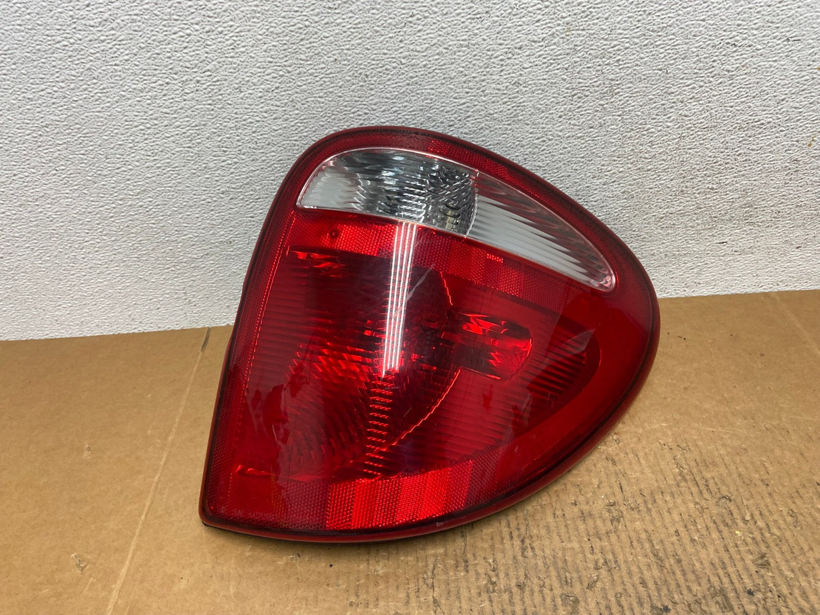 2004 - 2007 Dodge Grand Caravan Right Passenger Side Tail Light AE1510 LK0