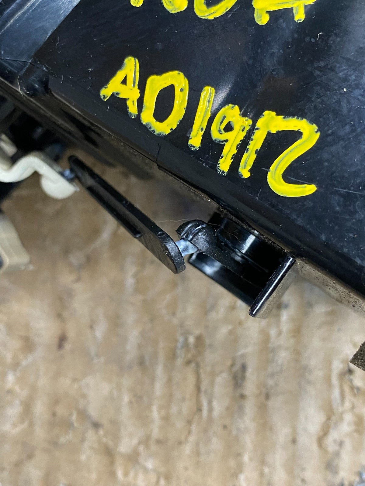2006 - 2009 Hyundai Accent Center Radio Hazard Air Vent Bezel AD1912 DG6