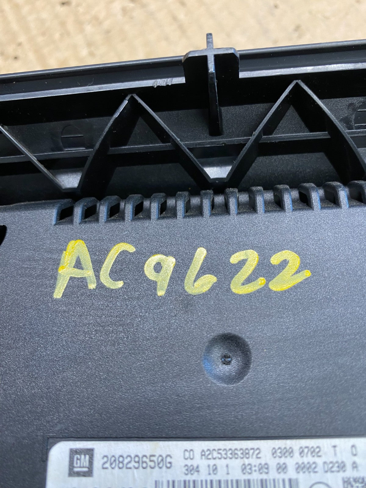 2010-2011 Chevrolet Equinox Radio Face Climate Control Panel Bezel AC9622 DG6