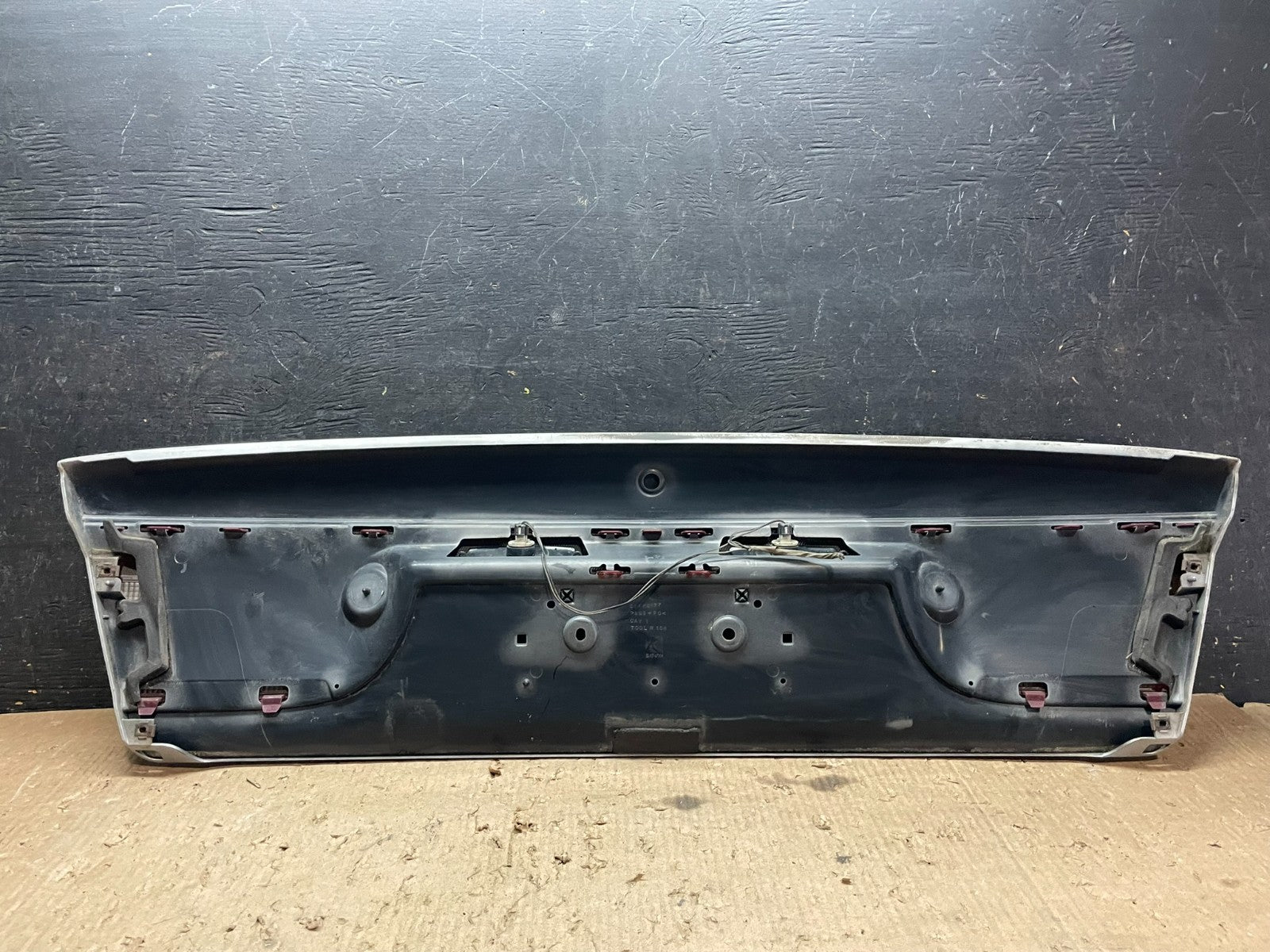 2000-2002 Saturn SL2 Sedan Center Tail Light Lid Trunk Rear Panel  Z5701 DG6