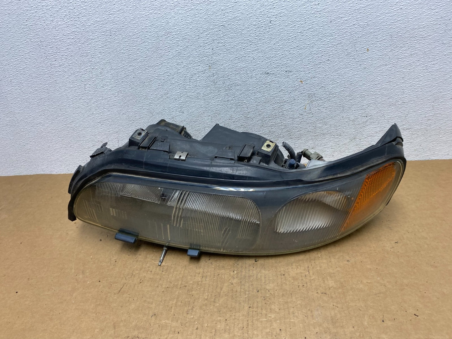 2001 2002 2003 2004 Volvo V70 XC70 Left Driver Side Headlight AD4708 DW0