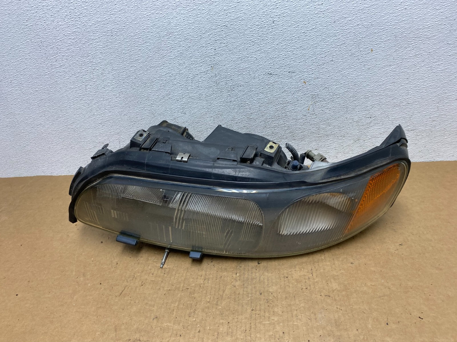 2001 2002 2003 2004 Volvo V70 XC70 Left Driver Side Headlight AD4708 DW0