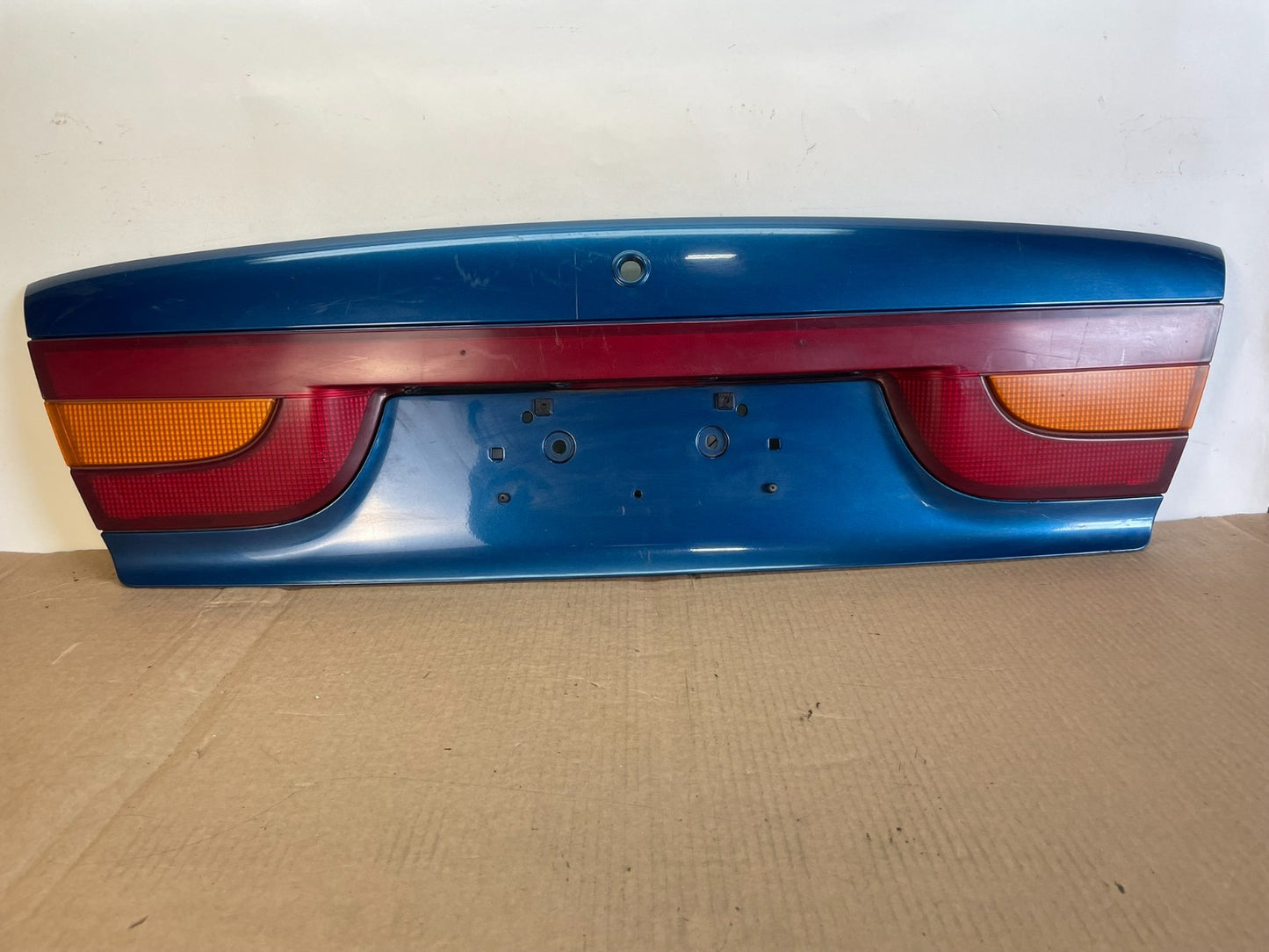 2000-2002 Saturn SL2 Sedan Center Tail Light Lid Trunk Rear Panel AG3128 DG0