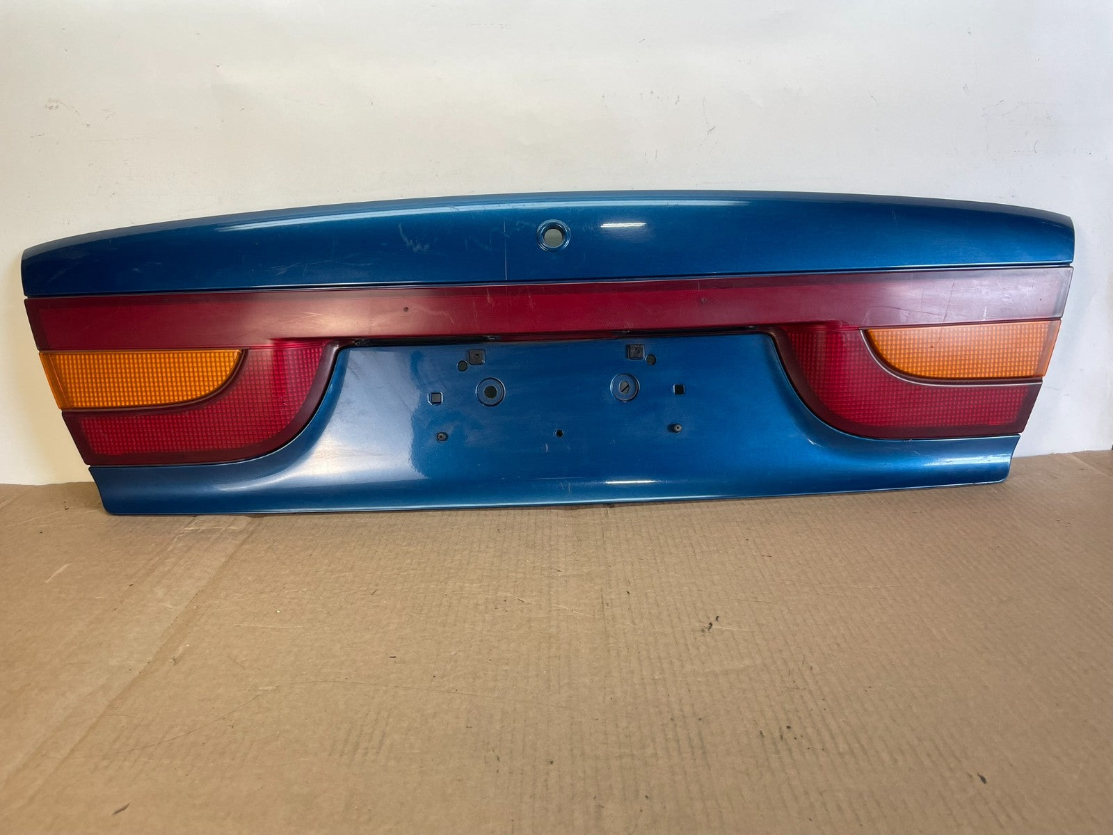 2000-2002 Saturn SL2 Sedan Center Tail Light Lid Trunk Rear Panel AG3128 DG0