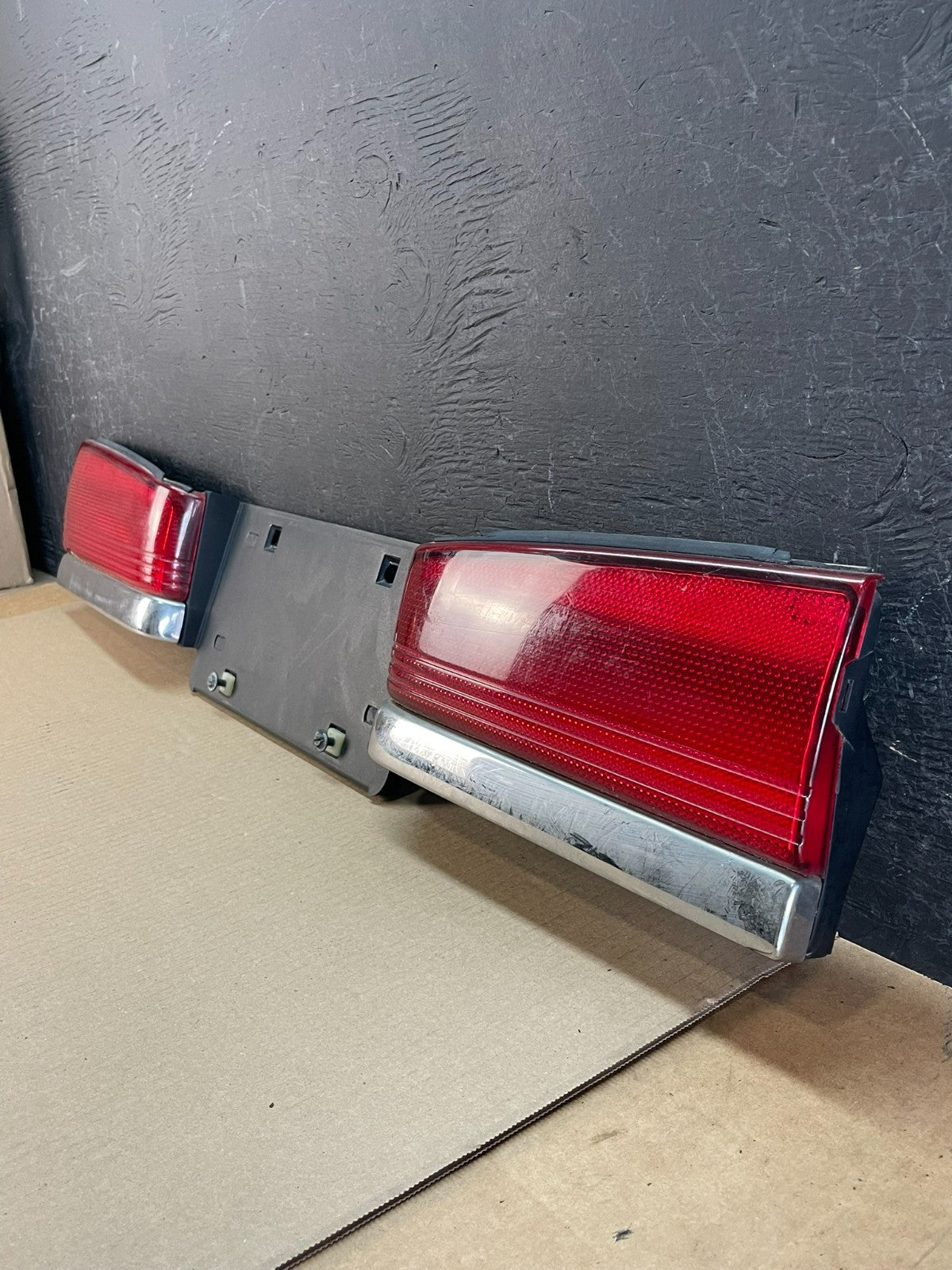 1995 - 1997 Ford Crown Victoria Trunk Lid Center Tail Light ae3428 DG1