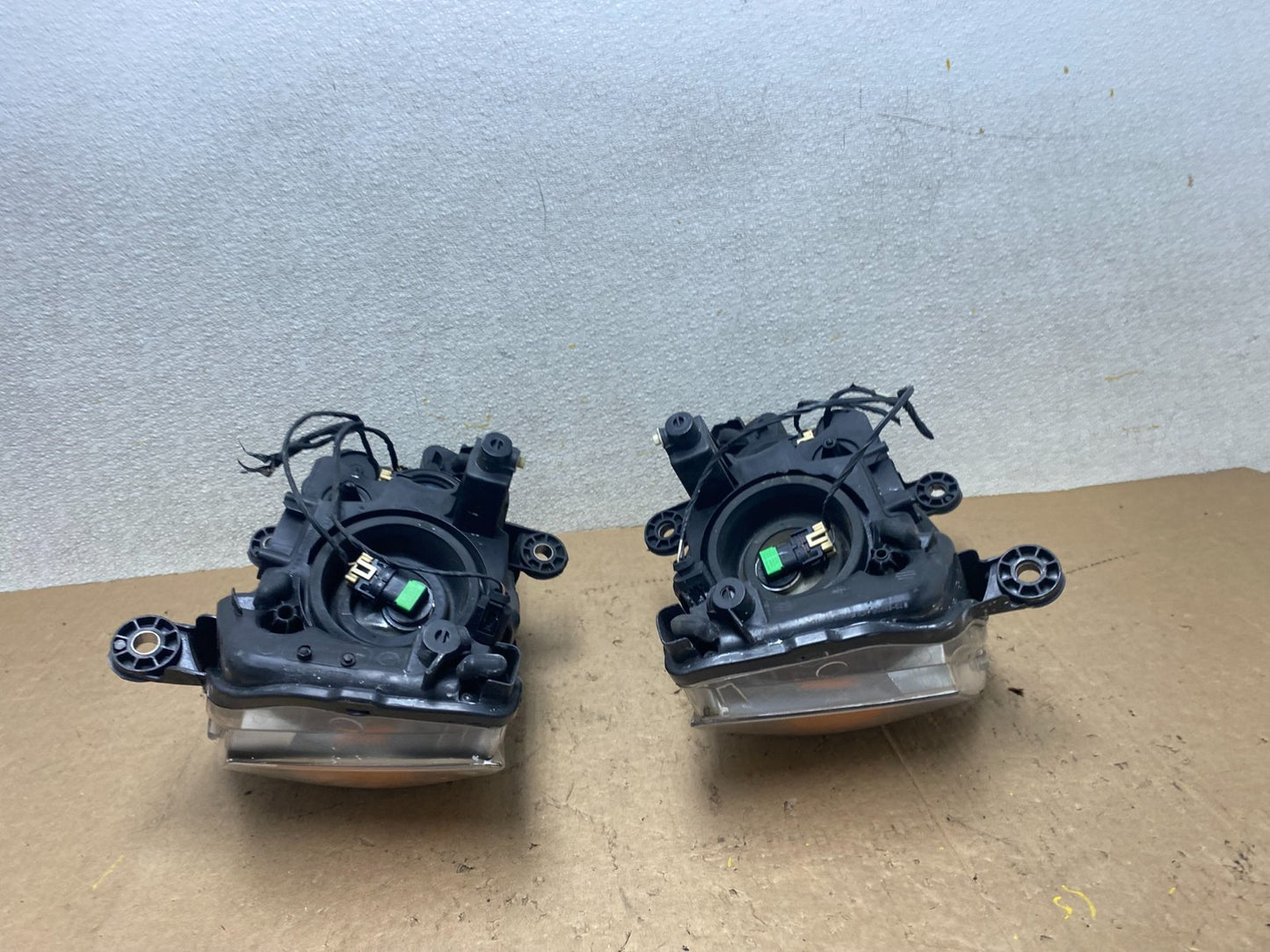 2008 to 2016 Chrysler Town and Country Left+Right Side Headlights W9060 DW13