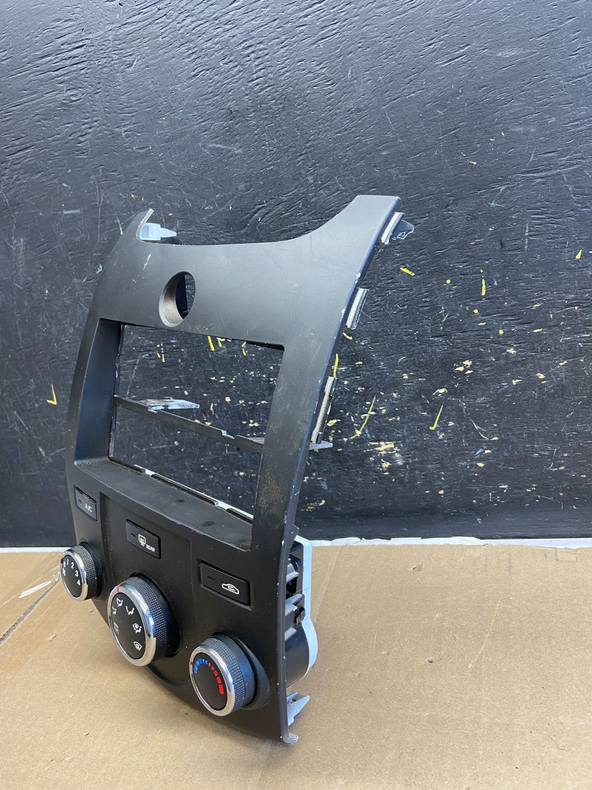 2010 - 2013 Kia Forte Radio Radio Heater A/C Climate Control Bezel OEM AB1898 DG2