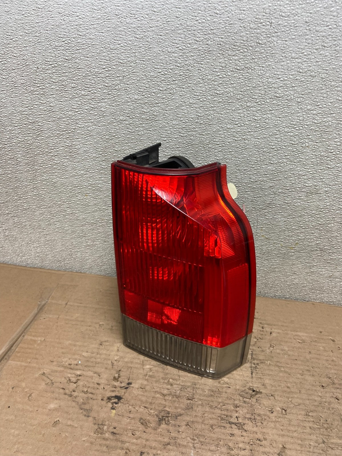 2001 - 2004 Volvo XC70 V70 Right Passenger Side LH Tail Light AA9680 LK0