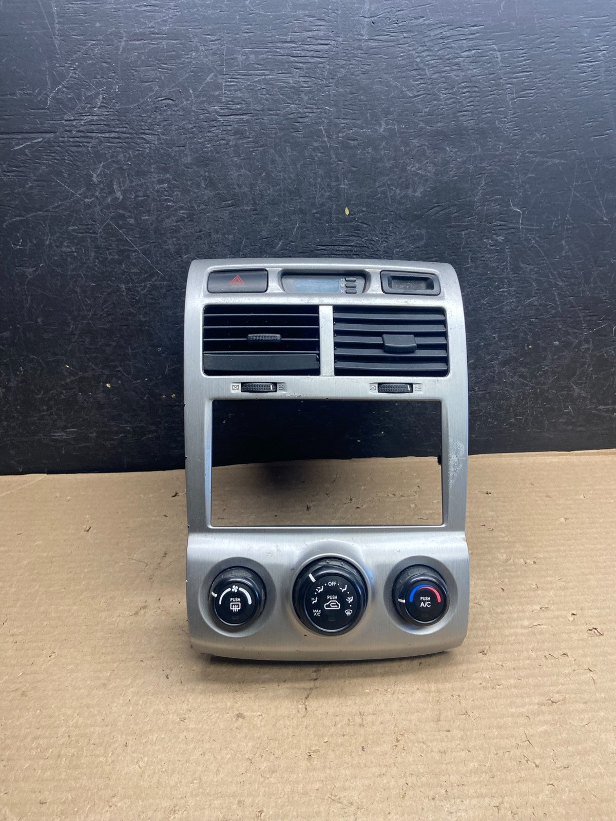 2009 to 2010 Kia Sportage Center Radio Climate Control Clock Trim AH5325 DG0