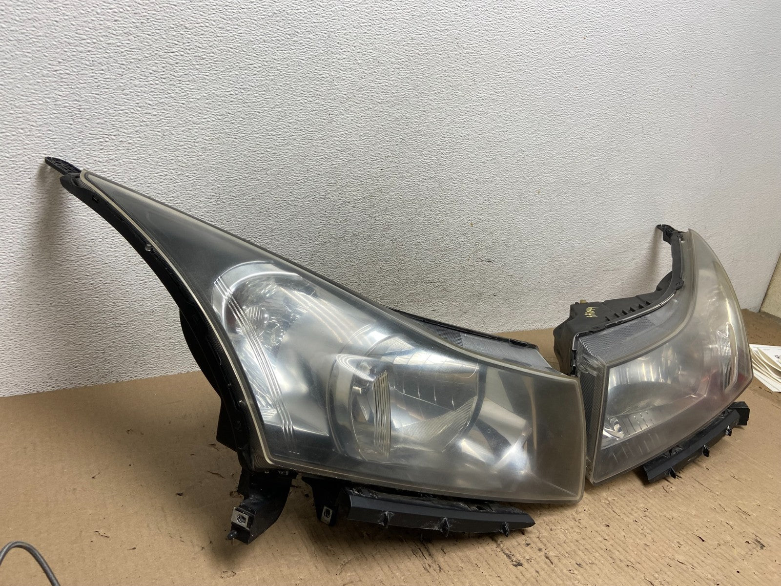 2011 to 2015 Chevrolet Cruze Halogen Left+Right Set Headlights AF6044 DW1