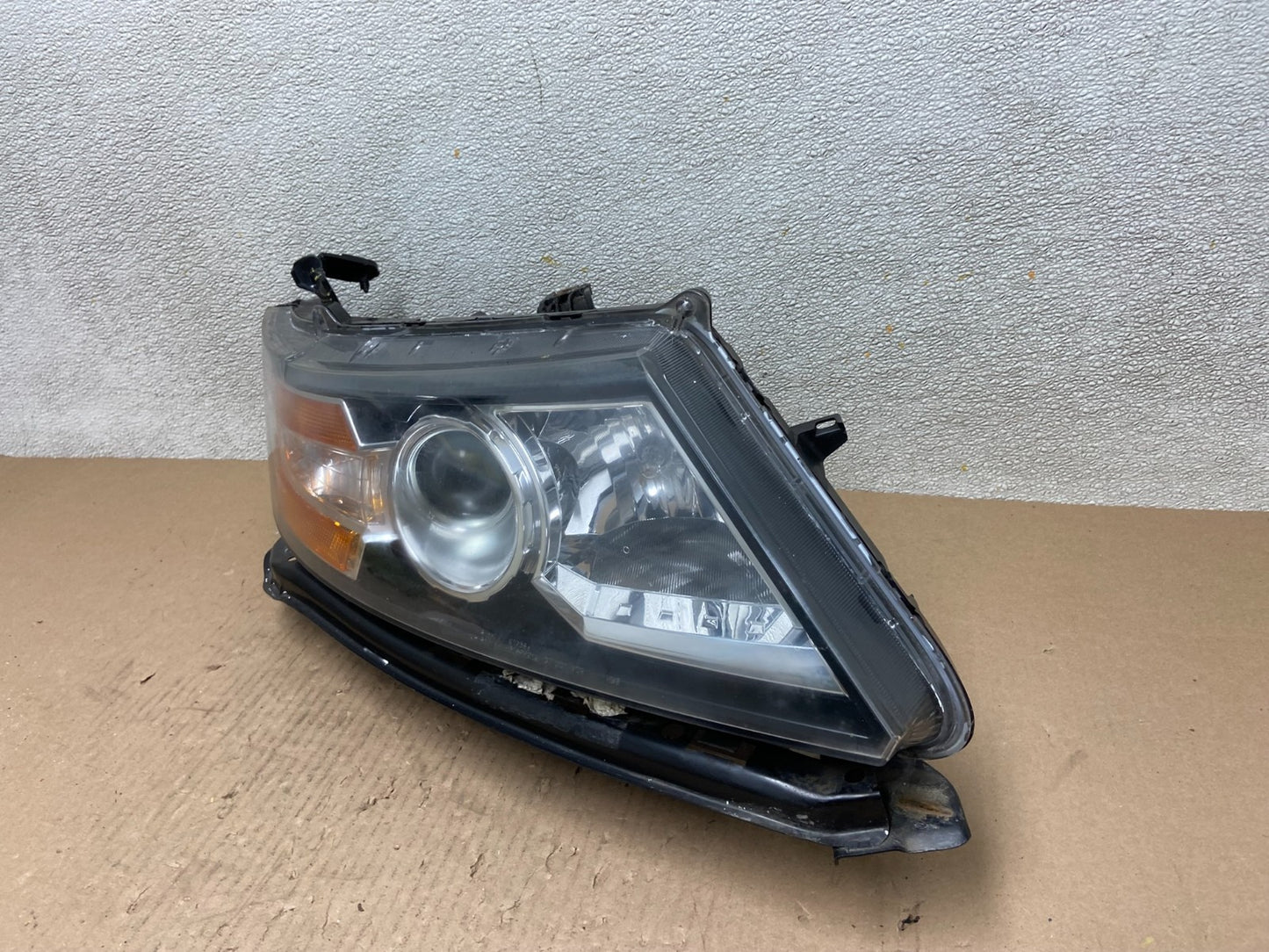 2011 to 2013 Honda Odyssey Front Right Passenger Headlight XENON Oem AB6021 DW1