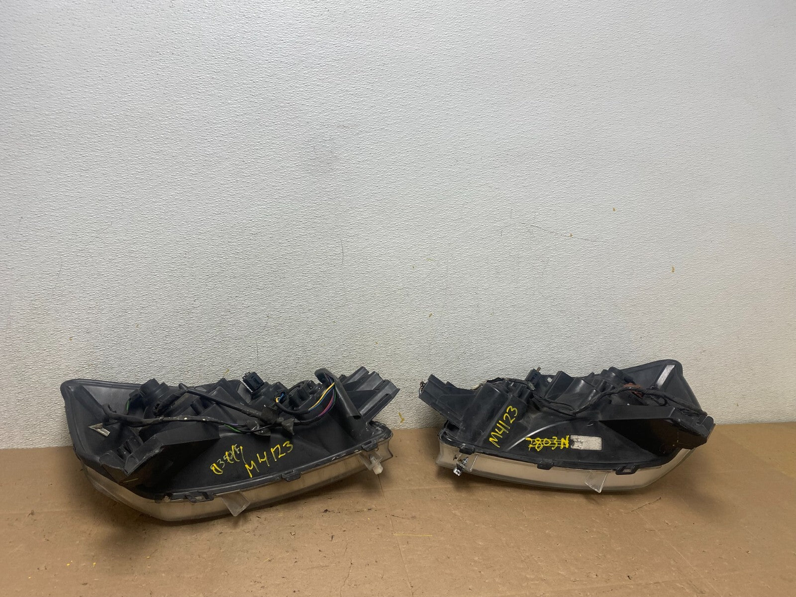 2004 to 2007 Nissan Armada Left+Right Side Set Headlights Oem M4123 DW14