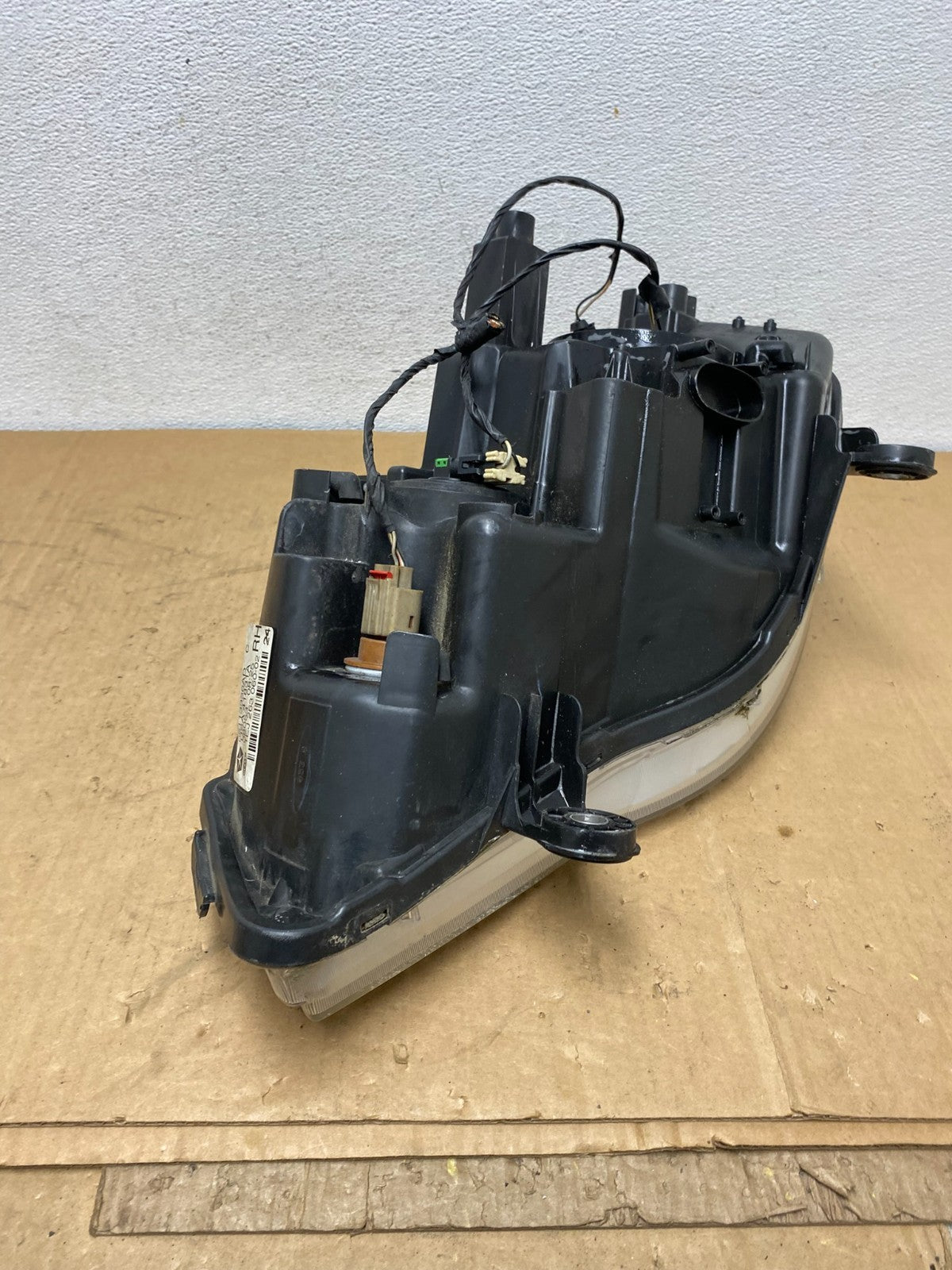 2011 to 2016 Chrysler Town and Country Right Passenger Headlight AC8636 DW6