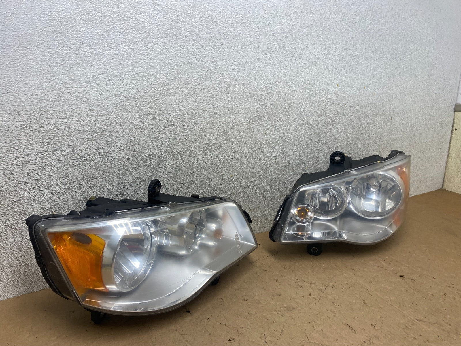 2008 to 2016 Chrysler Town and Country Left+Right Side Headlights W9060 DW2