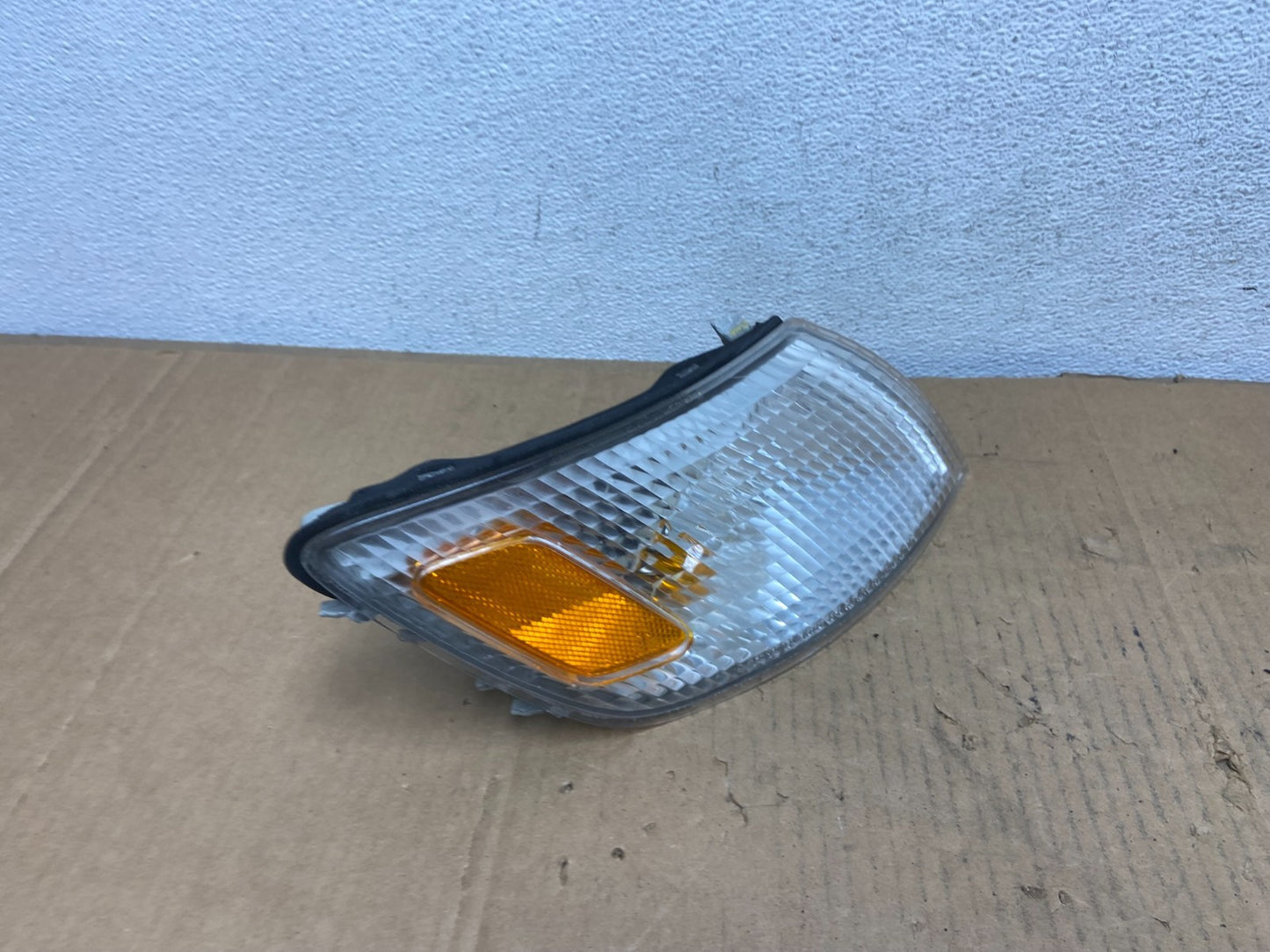 1997 to 1999 Lexus ES300 Right Passenger RH Side Turn Signal AD0938 DW2