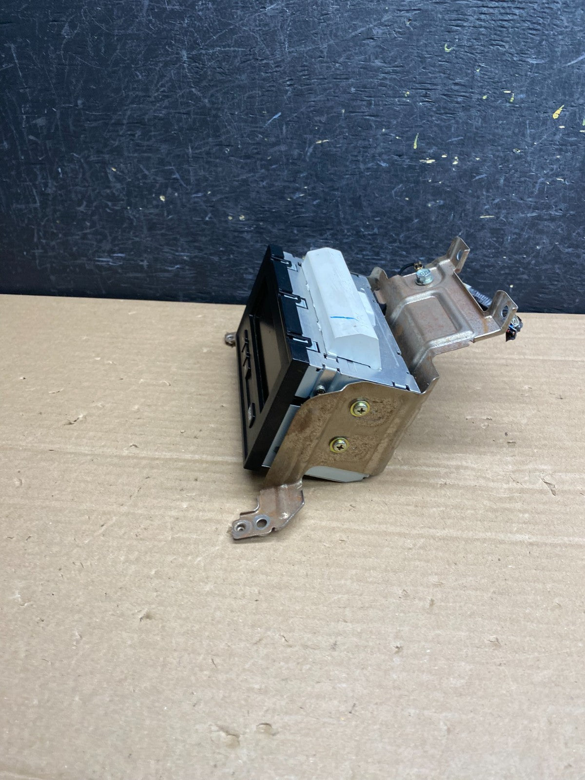 2004-2008 Mitsubishi Endeavor Information Display Screen Monitor Dash AG01083
