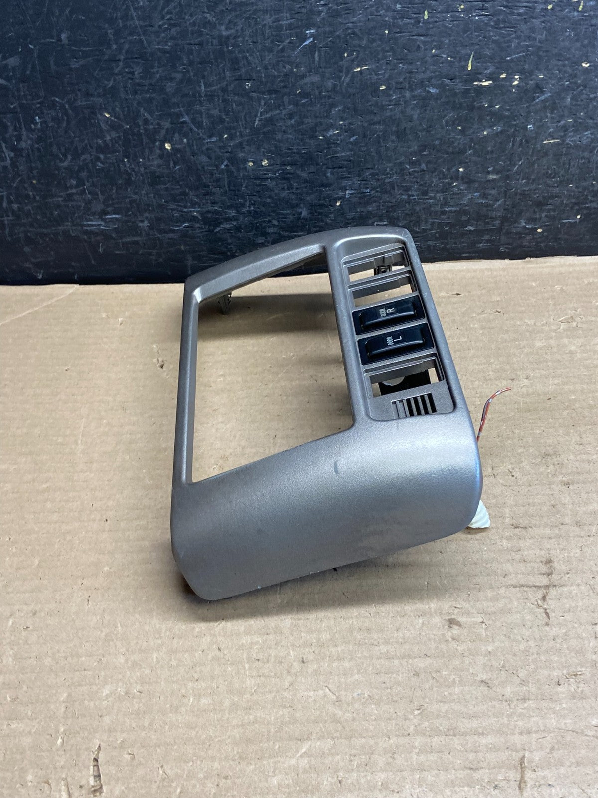 2001-2003 Toyota Sienna Center Console Dash Radio Bezel Trim AH3581 DG1