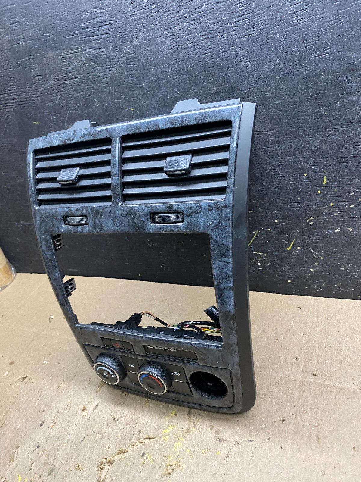 2007 to 2010 Saturn Outlook A/C HVAC Climate Control Radio Bezel Trim u5149 DG2