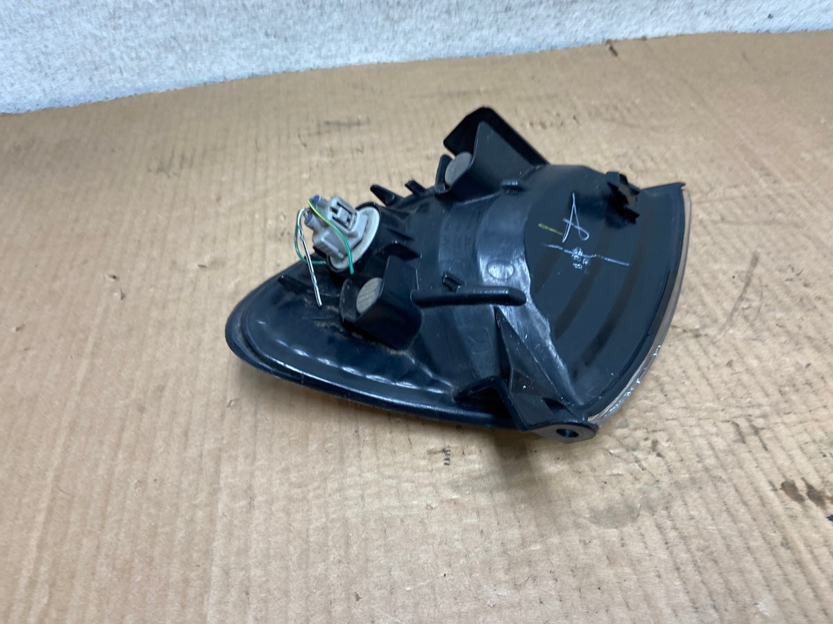 2000 to 2004 Toyota Tundra Right Passenger RH Side Turn Signal Light AI7803 LK6