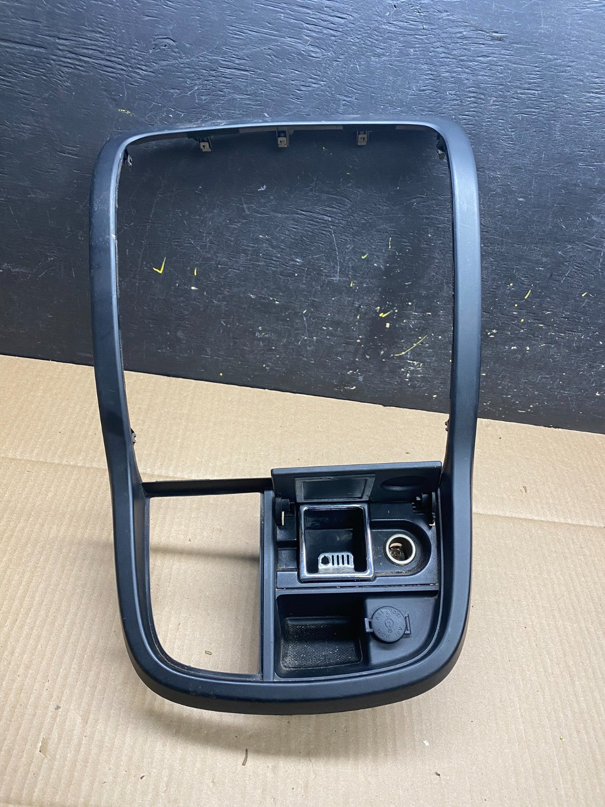 2002 - 2005 Kia Sedona Center Radio Clock Bezel Air Vent U5896 DG1