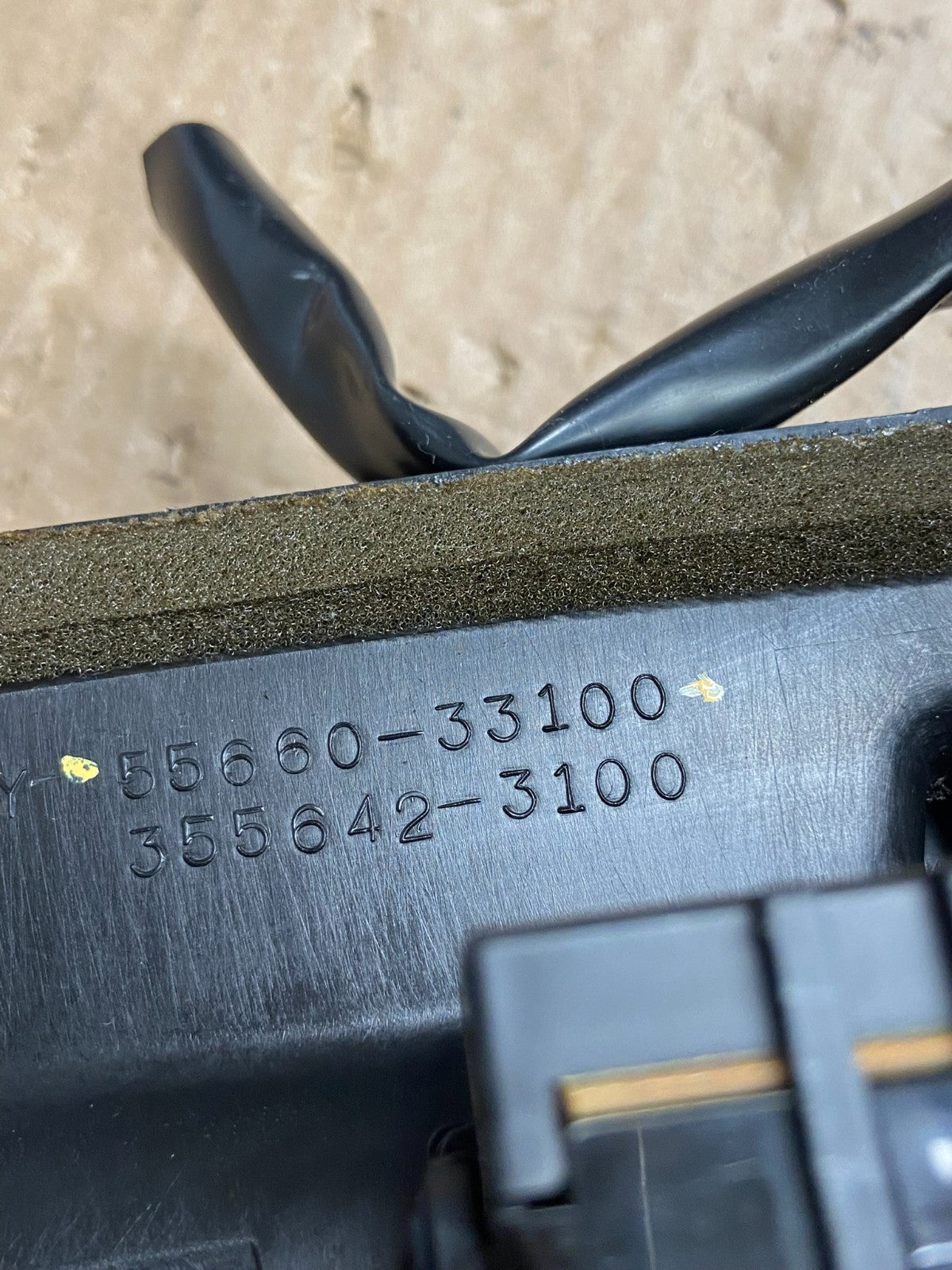 1997 to 2001 Lexus ES330 ES300 Front Center Side Air Vent AF6443 DW5