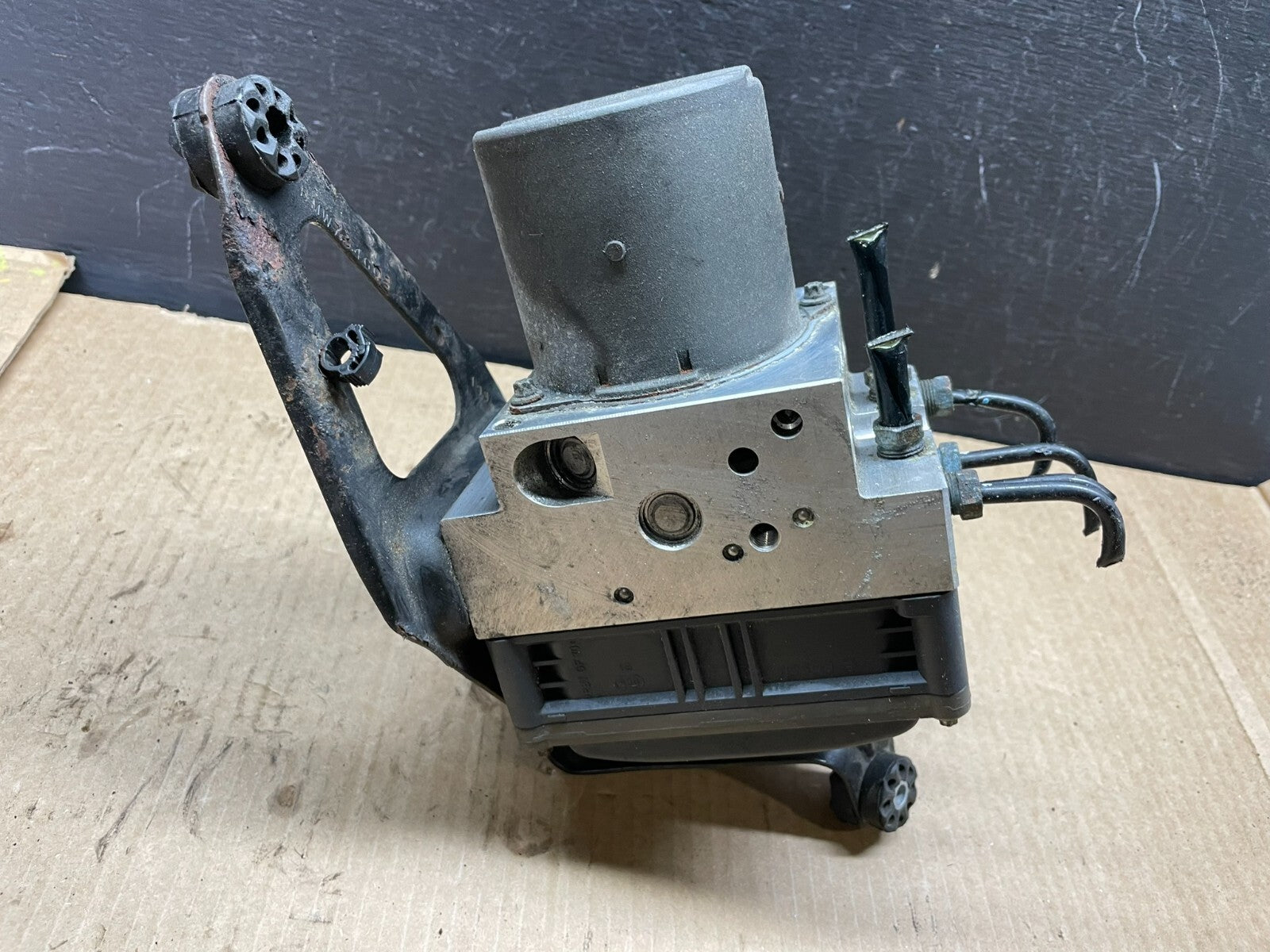 2007 to 2013 BMW X5 E70 ABS Anti-Lock Brake Pump Module OEM D8526 DG10