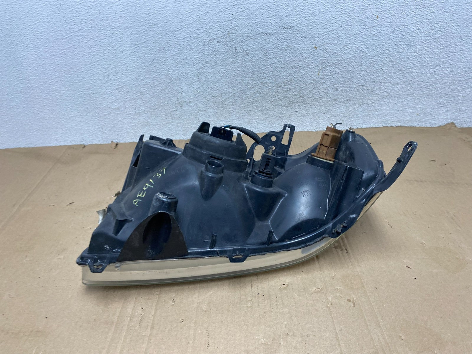 2005 - 2006 Mazda Tribute Right Passenger Rh Headlight AE9137 DW7