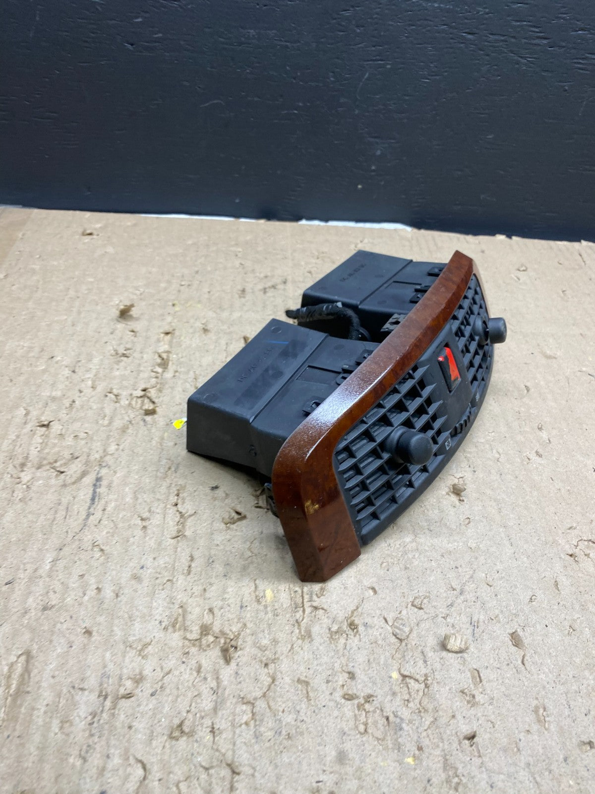 2004 to 2009 Cadillac SRX Front Center Dash A/C Air Vent AB5687  DG1