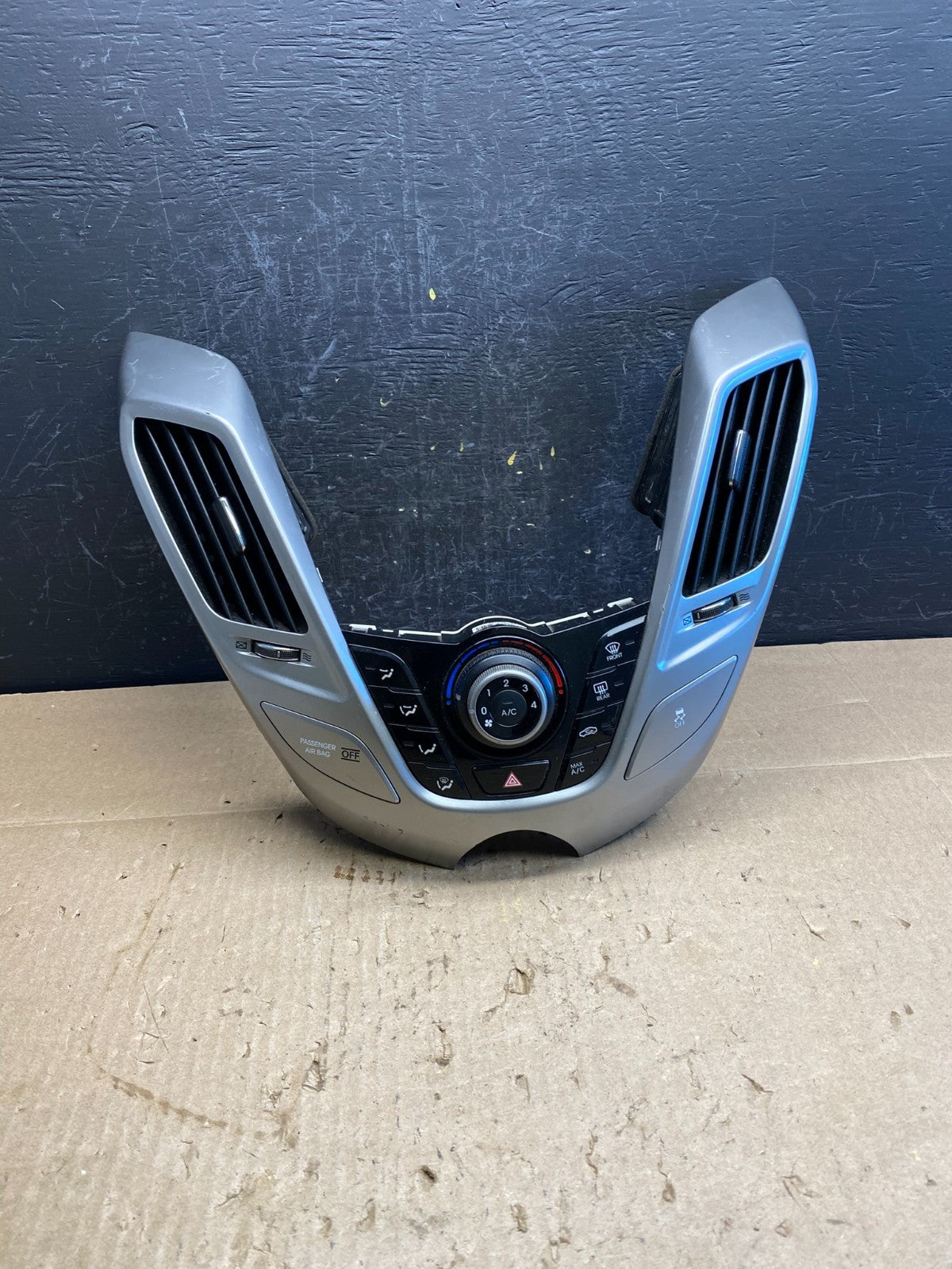 2012 - 2015 Hyundai Veloster Climate Control Panel Trim Air Vents ac9205 DG0