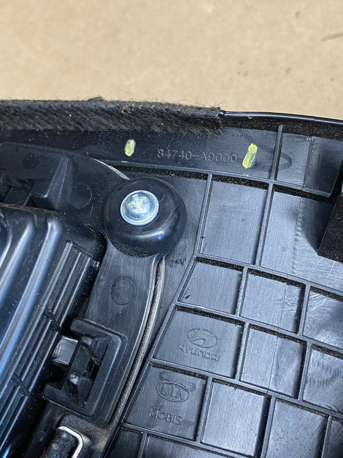 2015 to 2018 Kia Sedona Speedometer Radio Bezel Air Vent 84740-a9000 AB8724 DG5
