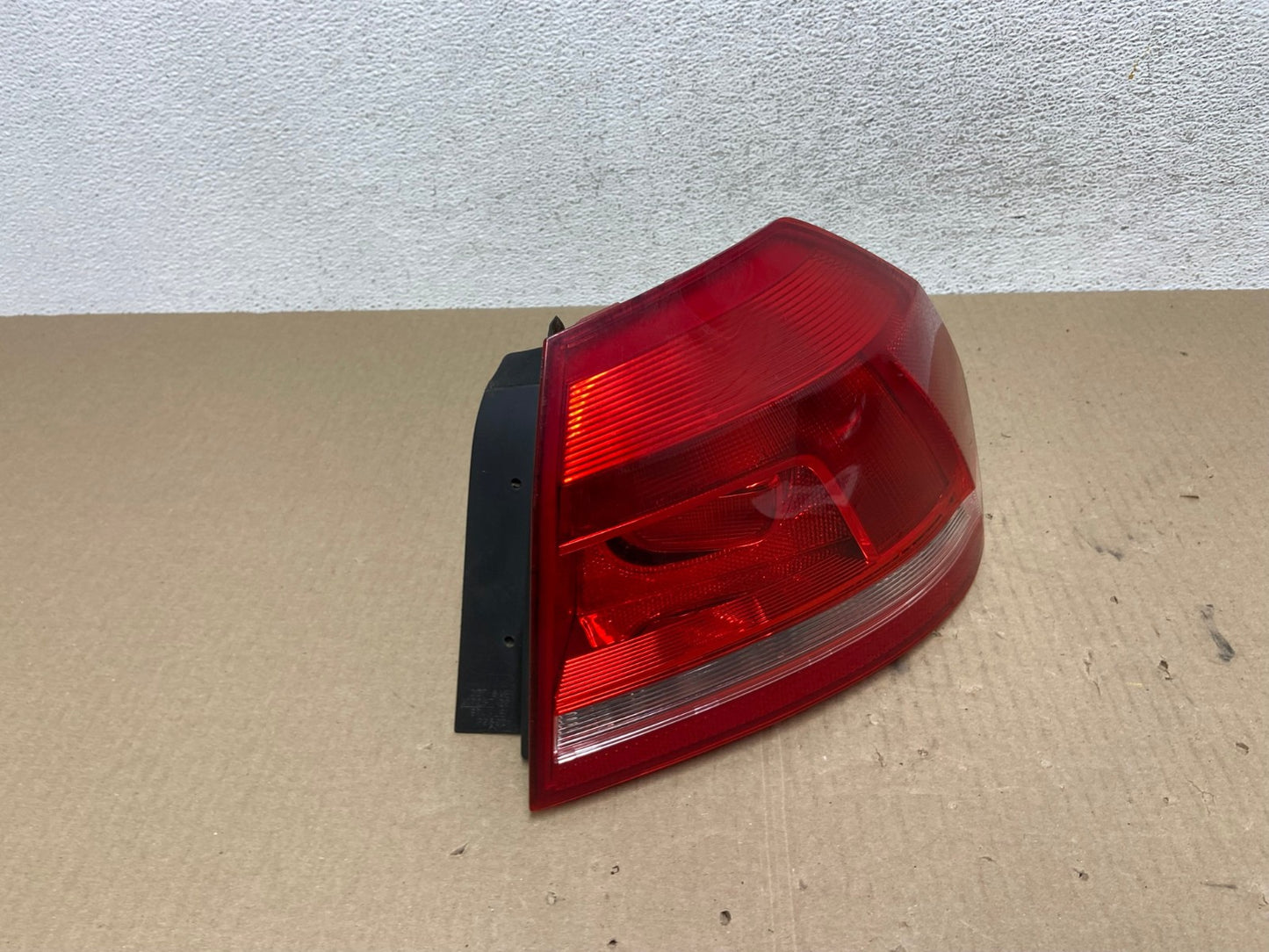 2012 to 2015 Volkswagen Passat Right Passenger Rh Side Tail light AE6986 LK2