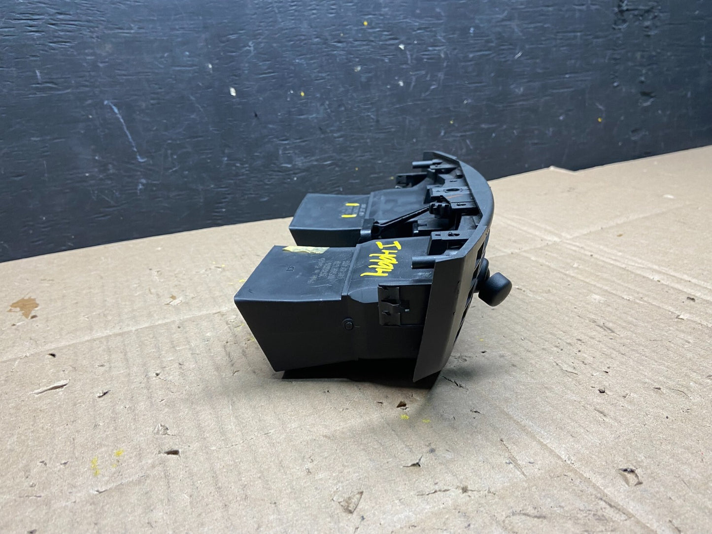 2004 to 2009 Cadillac SRX Front Center Dash A/C Air Vent i4994 PS1