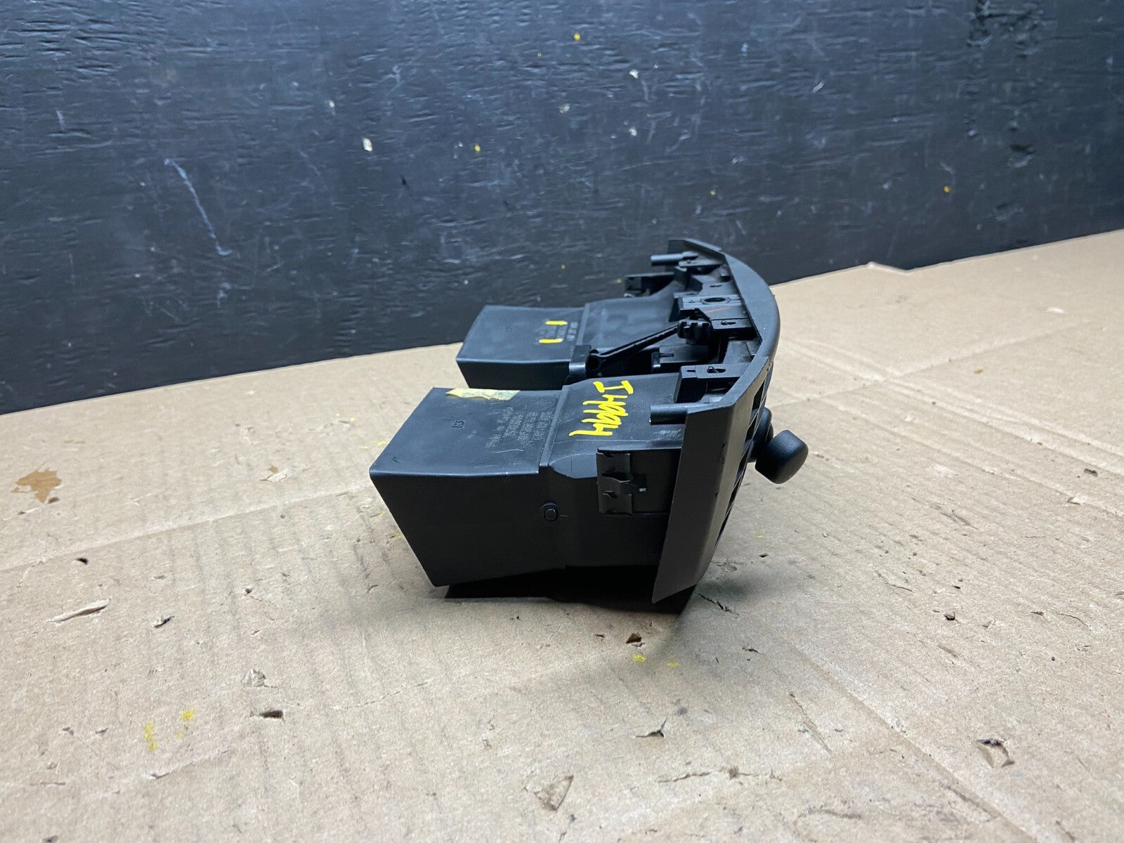 2004 to 2009 Cadillac SRX Front Center Dash A/C Air Vent i4994 PS1