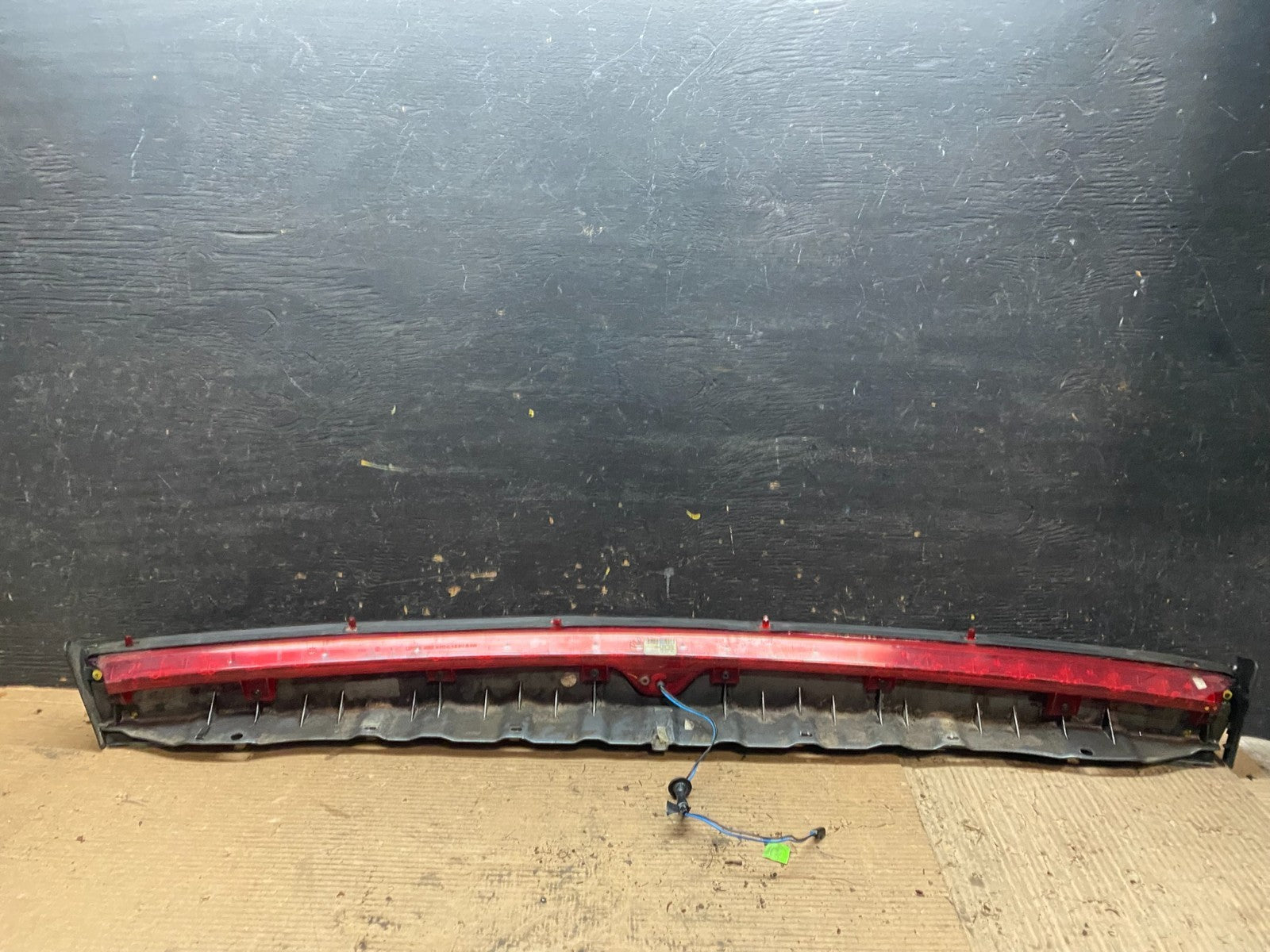 2001 to 2004 Cadillac Seville SLS Rear 3rd Break Light lid mounted OEM V9570 PS4