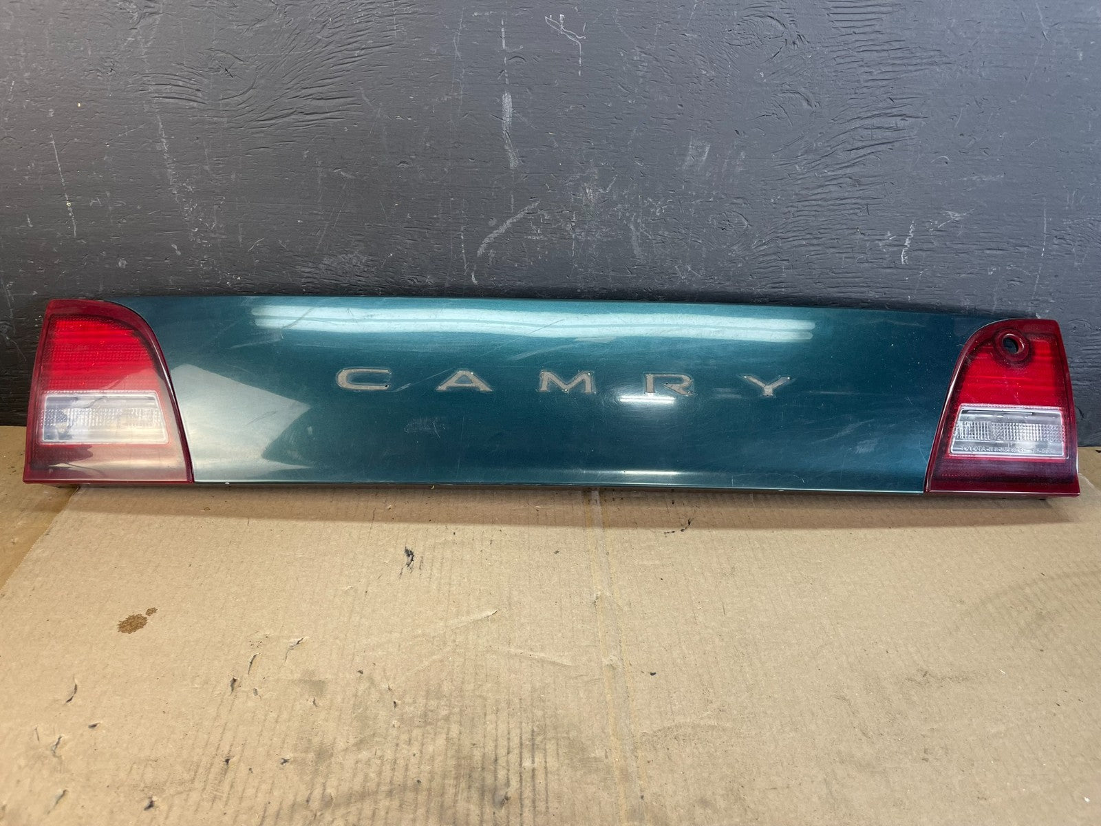 1995 1996 Toyota Camry Center Trunk Rear Tail Light AB7965 DG0