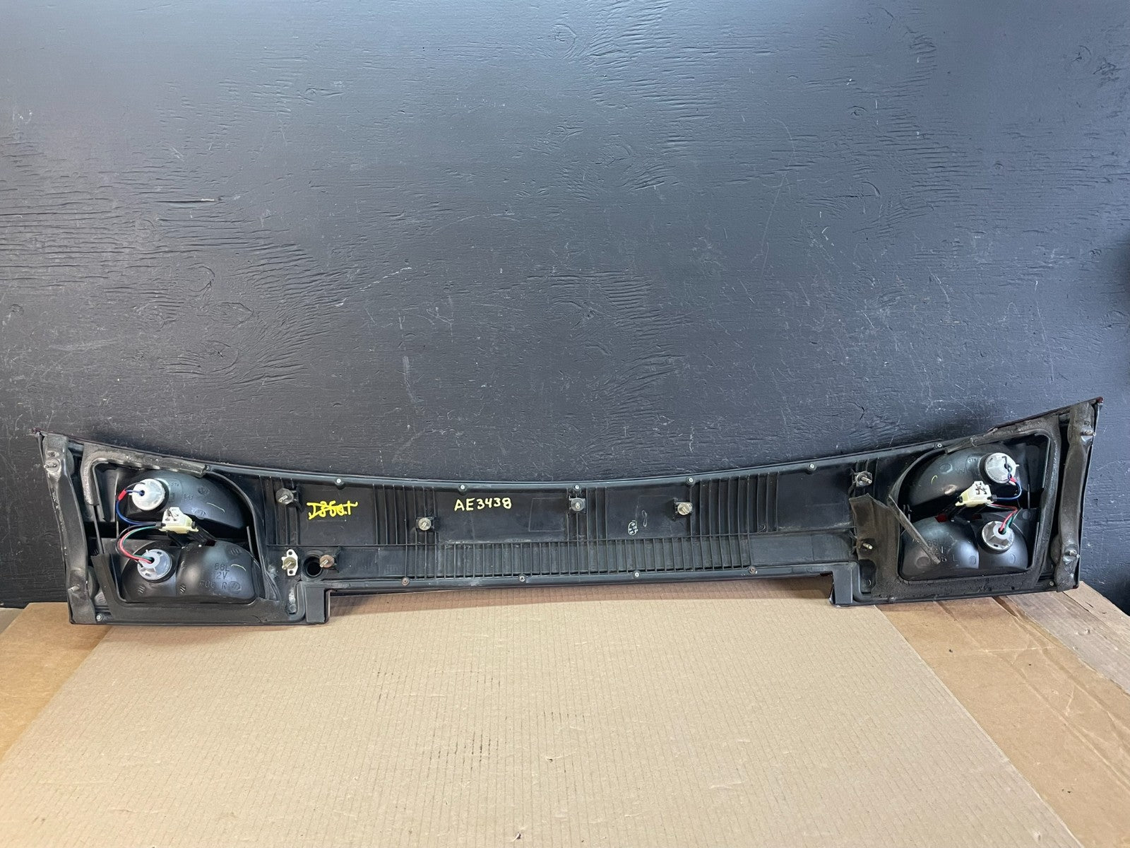 2002 - 2004 Subaru Outback Trunk Hatch Lid Tail Light Panel Center AE3438 DG6