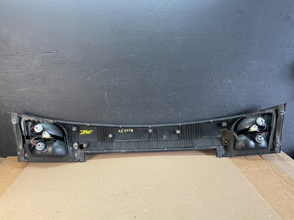 2002 - 2004 Subaru Outback Trunk Hatch Lid Tail Light Panel Center AE3438 DG6